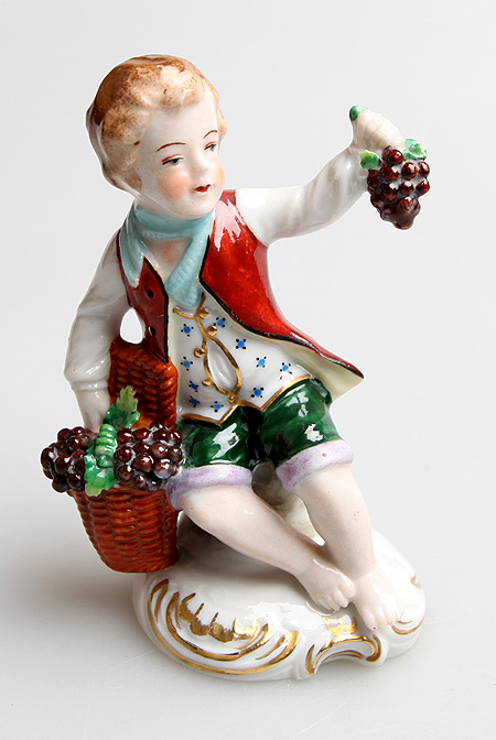 Статуэтка "Мальчик с виноградом" (фарфор, роспись), Германия, 1900 - 1970 гг марка под короной перечеркнутая "S" инфо 7285g.