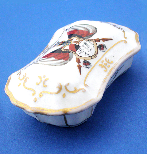 Шкатулка с гербом (Фарфор, роспись, глазуровка - Западная Европа, середина XIX века) 1820 г инфо 7310g.